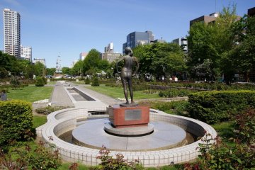 <p>En regardant en arri&egrave;re dans le parc Odori</p>
