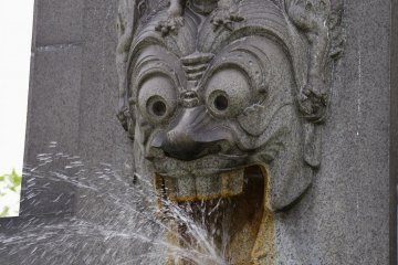 <p>Un d&eacute;mon sur la fontaine</p>