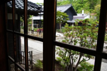 <p>Villa ini dikelilingi oleh taman-taman</p>