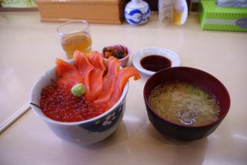 Donburi sashimi dan semangkok sup yang berlendir