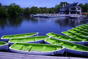 Vous pouvez louer un bateau sur le lac Onuma