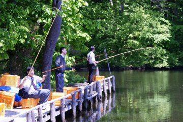 Des adolescents en train de pêcher
