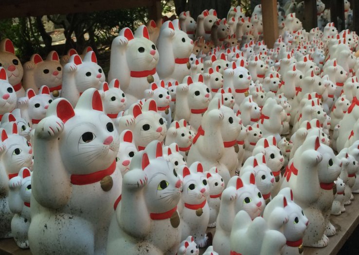 Maneki neko lucky cats in Gotokuji (cropped)