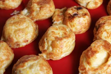 Original batter and octopus akashiyaki in Hyogo Prefecture