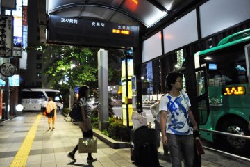 <p>Orang-orang menunggu bus.</p>
