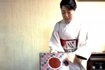 Mrs Tamaru explains the bird shaped crest which is also a Kanji character on the Kyogashi Box