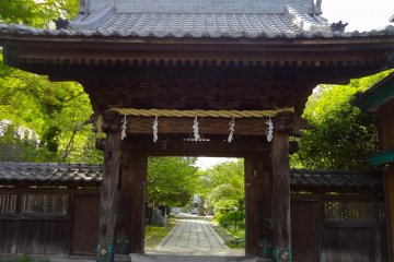 Off-limit marker made of straw rope and paper at Ankokuron-ji Temple