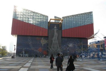 Aquarium building