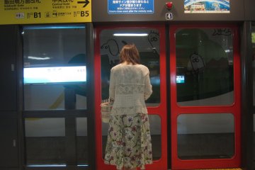 <p>Menggunakan Wi-Fi sambil menunggu kereta</p>