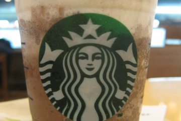 <p>Menikmati segelas kopi sambil menggunakan Wi-Fi</p>
