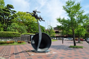 A sculpture by Barry Flanagan called ' Leaping Hare on Crescent and Bell' (1988). This is at the entrance to the museum.