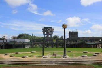 Kampus yang mengelilingi Stadion Atletik Okinawa secara visual sama mengagumkannya dengan stadion itu sendiri