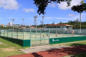 Adakah yang ingin bermain tenis? Tidak perlu menunggu untuk bermain tenis di sini karena di tempat ini terdapat 16 buah lapangan tenis berukuran standar kompetisi