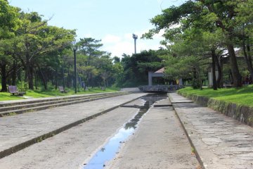 Jalur aliran air musiman yang telah disatukan dengan taman
