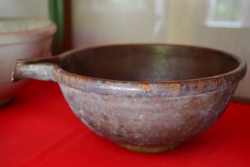 <p>Mangkuk tradisional Kokujiyaki dengan glasir besi.</p>