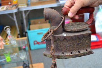 Old fashioned ironware that can be heated by filling it with charcoal.