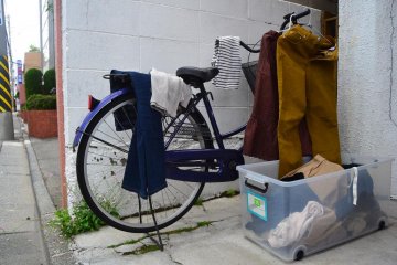 Find modern and older second hand clothes here.
