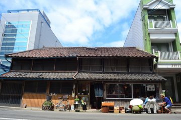 This old building, constucted in the Edo period, is a Japanese traditional handicraft shop. Shop here for all your Japanese handicrafts!