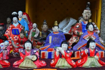 Old Japanese porcelain dolls that are somehow attractive.