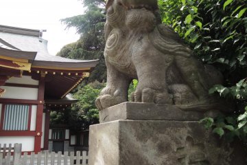 Agyo Komainu (guardian dog) on the right