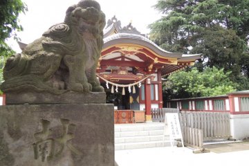 Ungyo Komainu (guardian dog) on the left