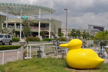 Simbol bebek dari AEON Laketown, dengan versi yang berbeda dari sekitar tempat tersebut