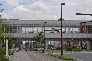 Satu dari beberapa jalan yang terkoneksi dengan mall dan jalan raya