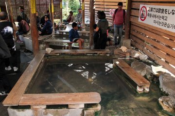The footbath in front of the shop, if there is a large group of people it might get really busy here