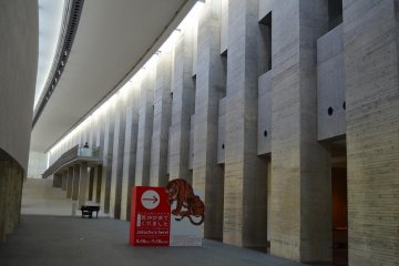 <p>Lantai satu yang sering kali digunakan untuk pameran sementara</p>