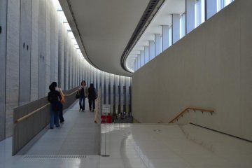 <p>Tangga menuju lantai dua</p>