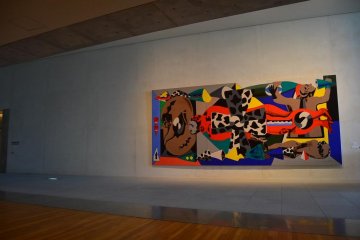 <p>Lukisan abstrak moderen di sepanjang koridor ruang pameran</p>