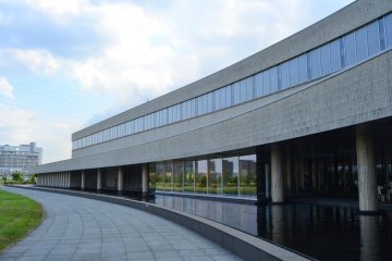 <p>Kolam lebar di sepanjang gedung</p>