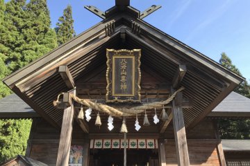 Hakkaisan Shrine in Autumn