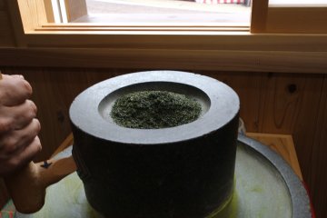 Oboke City Matcha Grinding ©Larisa Amaya-Baron