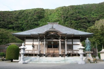 <p>Main edo-period structure of the Exile Cemetery</p>
