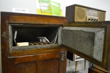 <p>Non-electric traditional freezer.&nbsp;</p>