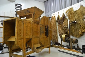 <p>A hand-driven machine traditionally used to remove the chaff from rice.</p>