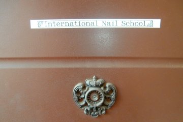 The door indicating that the place is for bilingual courses as well