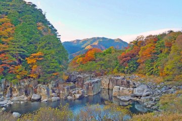 Nezame no Toko with autumn colors