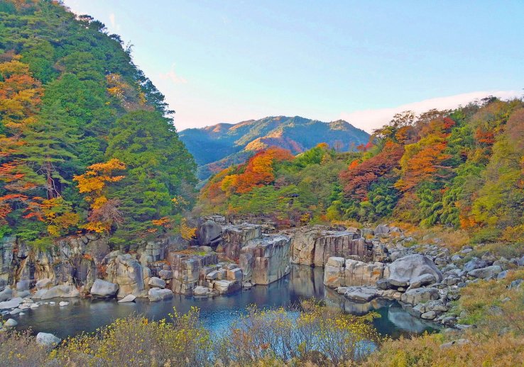 Nezame no Toko with autumn colors
