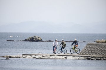 Bersepeda di tepi pantai
