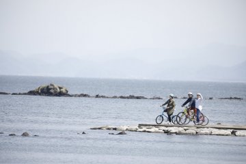 Bersepeda di depan pantai