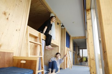 Mengobrol di tempat tidur susun