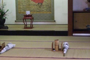 A large tatami room. Local residents come here to practice Ikebana.