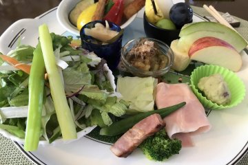 Vegetable plate with over 60 kinds of vegetables