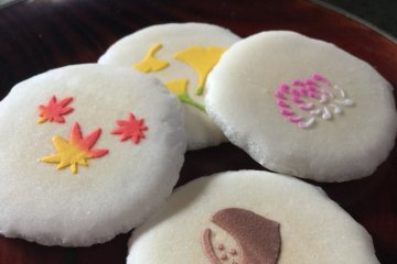 After ordering but before your soba is served, you will be invited to relax with a complimentary cup of matcha and a slightly sweet rice cracker with traditional designs of the season.