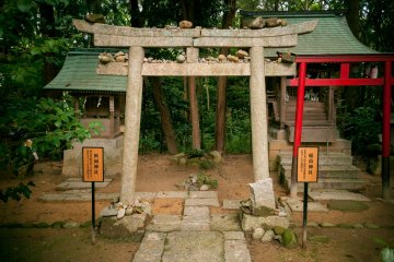 <p>An auxiliary section of the shrine complex hiding away behind the main building.</p>