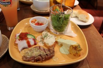 런치로는 연어, 쇠고기, 문어, 샐러드, 베이글, 감자 샐러드와 키시다!