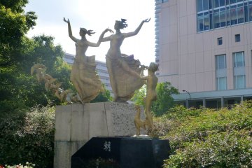 역 주변의 조각상들은 약간의 예술적인 느낌을 준다.