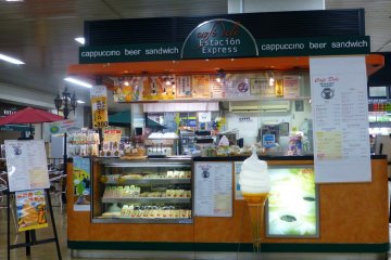 신칸센쪽 역 2층에는 에스타시온 엑스레스 (Estacion Express) 식당이 있다